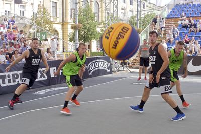 World Tour Masters 3X3 Basketball Cup/Hungary/Debrecen. Augusztus 27-e és szeptember 1-e között ismét megrendezésre kerül a méltán népszerű 3x3 World Tour Debrecen Masters a Debreceni Református Nagytemplom előtt! Magyarország-Szerbia mérkőzés egy pillanata a képen.-stock-photo