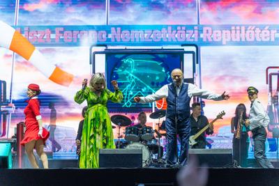 PECS, HUNGARY - JUNE 07: Korda Gyorgy and Balazs Klari sing at the Korda 85 concert . It was a public free concert in Szechenyi square in June 07, 2024 in Pecs, Hungary-stock-photo