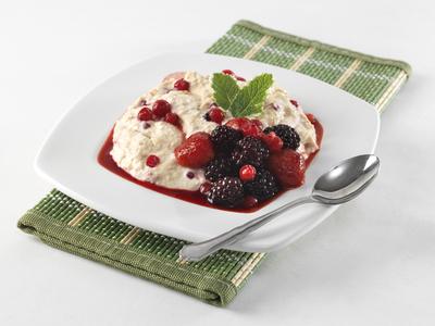 Ribizlis panna cotta erdei gyümolcsontettel-stock-photo