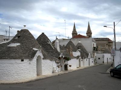 Alberobello - Új trullók - Olaszország-stock-photo