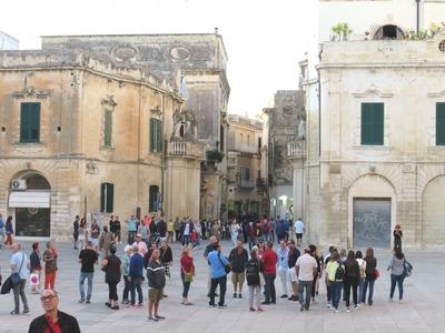 Lecce - Dóm tér turistákkal - Olaszország-stock-photo