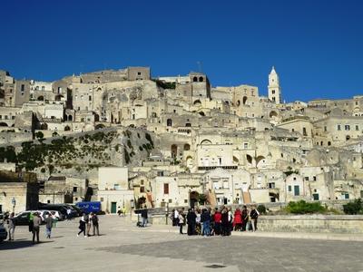 Turisták Matera kõvárosban - Olaszorszhág-stock-photo