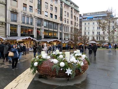 Adventi koszorú a Vörösmarty téren-stock-photo