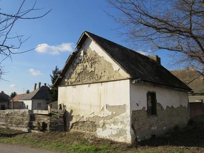 Vesszõbõl font falú parazstház - Madocsa-stock-photo