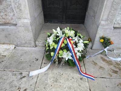 US flower wreath at the tomb of Kossuth Lajos-stock-photo