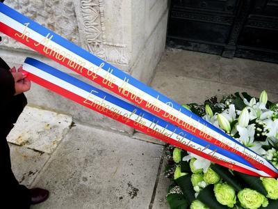 US flower wreath at tomb of KOssuth Lasjos-stock-photo