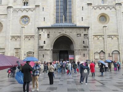 Vienna - Stephans Dom - Tourists-stock-photo