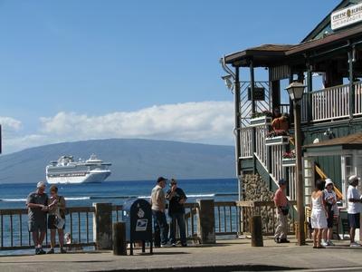 Tourists arriving by ocean liner in Lahaina - Hawaii Islands - Maui - USA-stock-photo