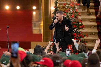 Children”s Christmas in Hungarian Parliament-stock-photo