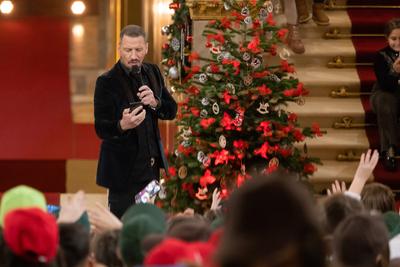 Children”s Christmas in Hungarian Parliament-stock-photo