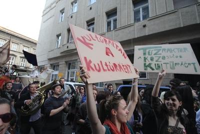 "Megvédjük a Tűzrakteret" - demonstráció-stock-photo