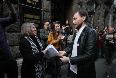 "Megvédjük a Tűzrakteret" - demonstráció-stock-photo